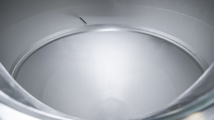 天泰<a href=http://www.phpaspjc.cn/ target=_blank class=infotextkey>啤酒設備</a>發(fā)酵罐內(nèi)部角度拋光