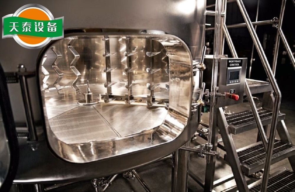 從人孔門看啤酒釀造設(shè)備的過(guò)濾罐內(nèi)部